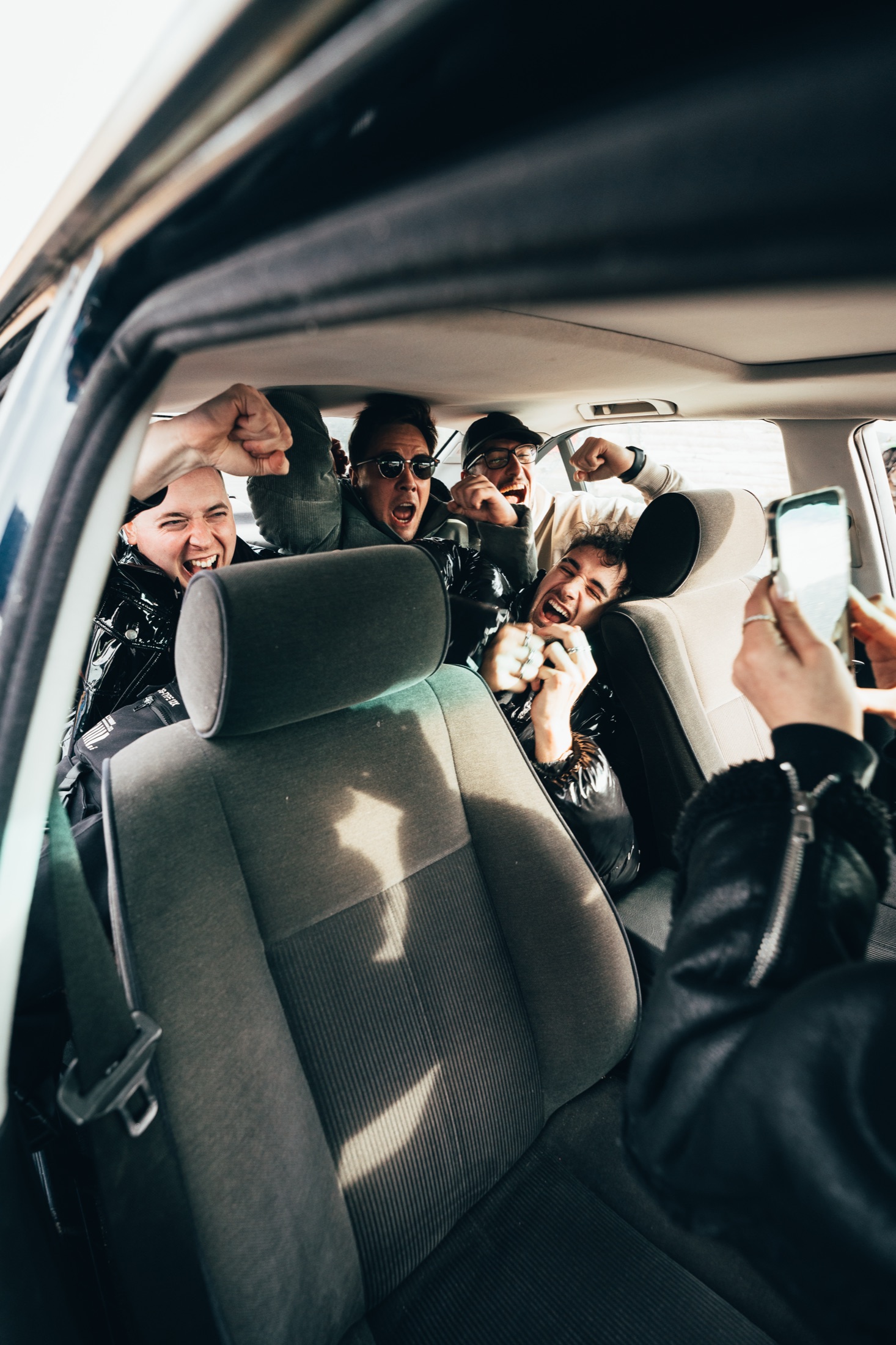 Team im Fahrzeug auf dem Weg zum nächsten Auftritt