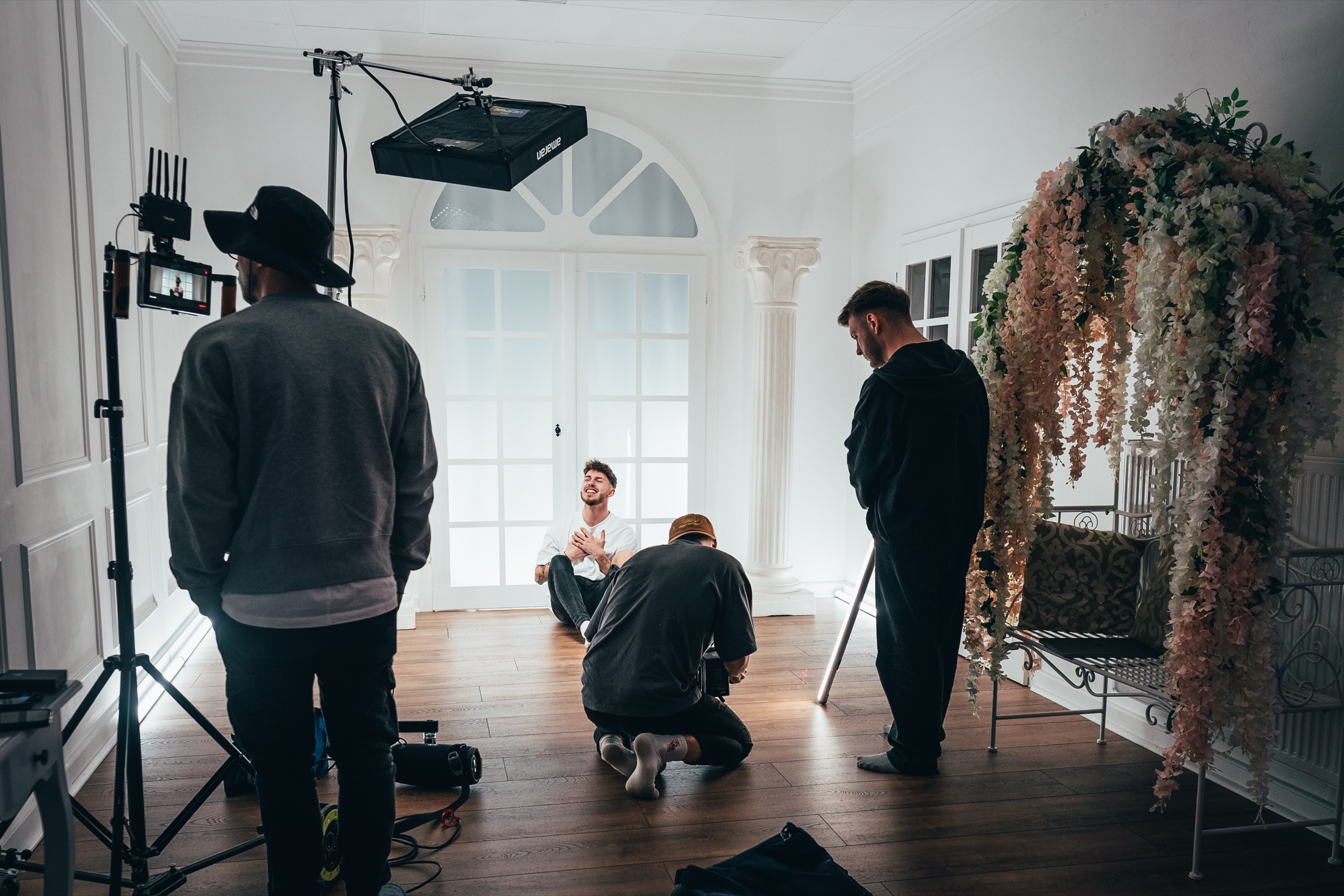 Fotoshooting-Aufbau mit Licht und Stativ
