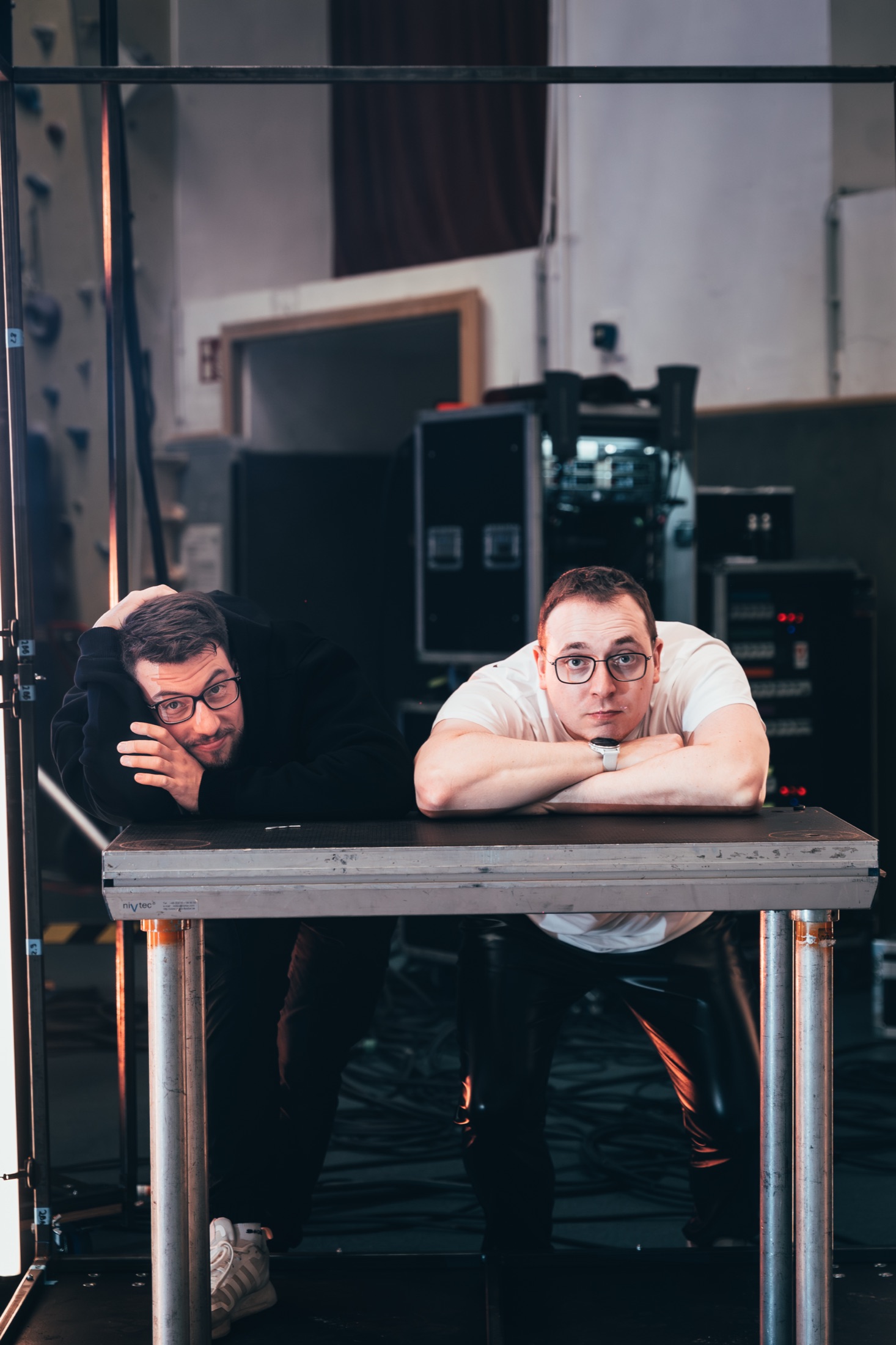 Zwei Teammitglieder backstage im Gespräch