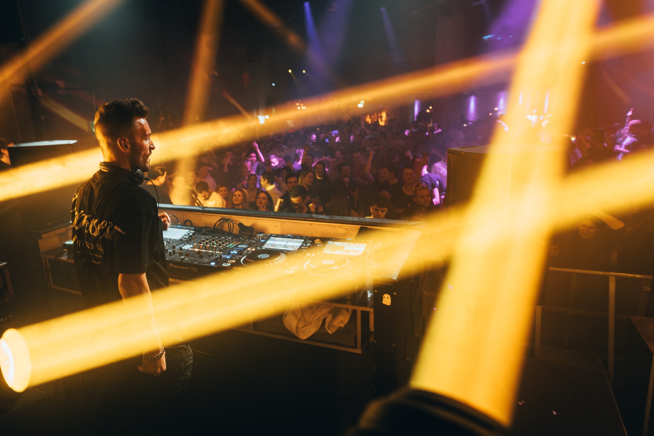DJ im Gegenlicht mit goldenen Lichtstrahlen