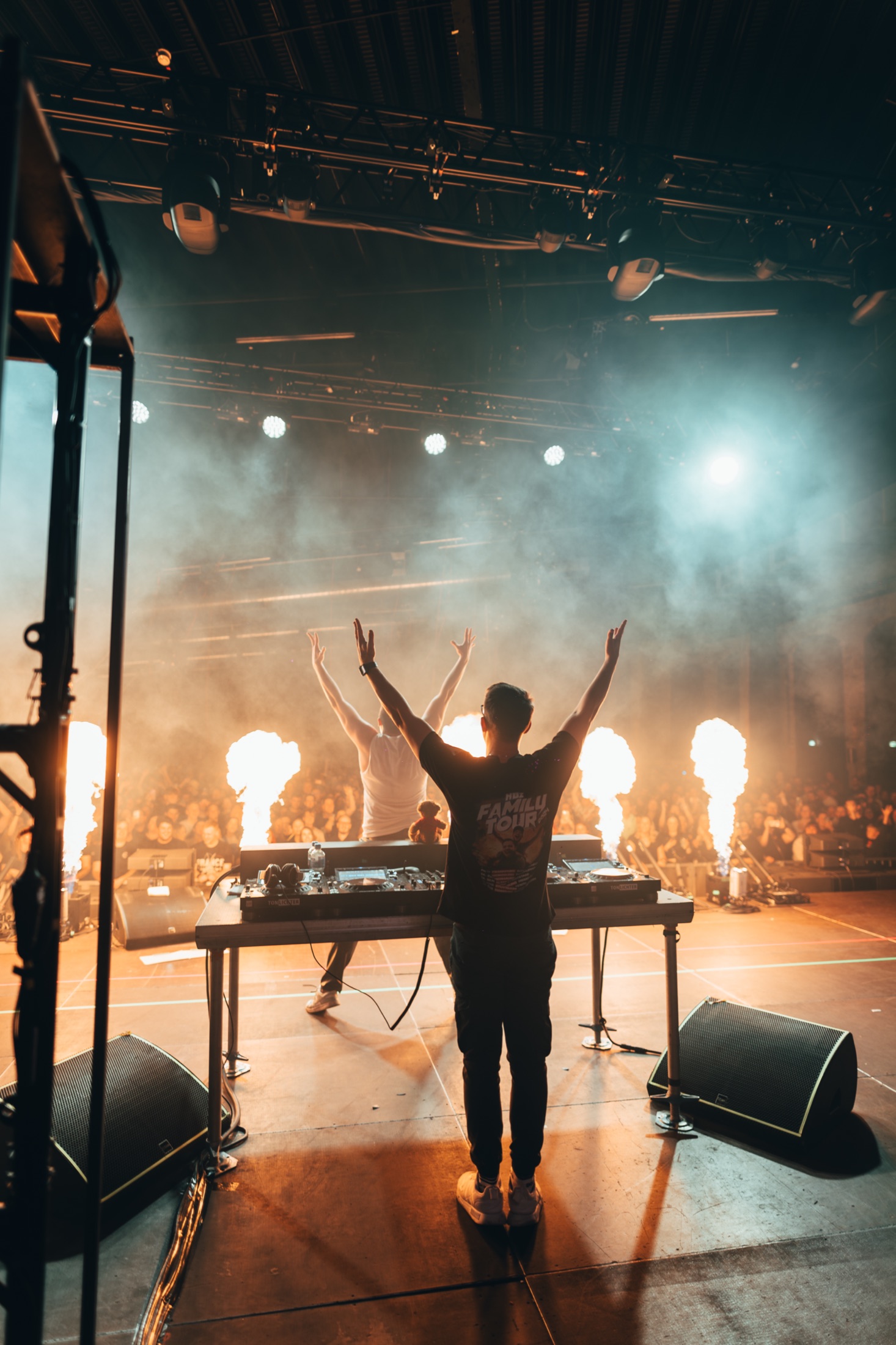 Künstler auf der Bühne mit Flammeneffekten bei einer Show in Bielefeld