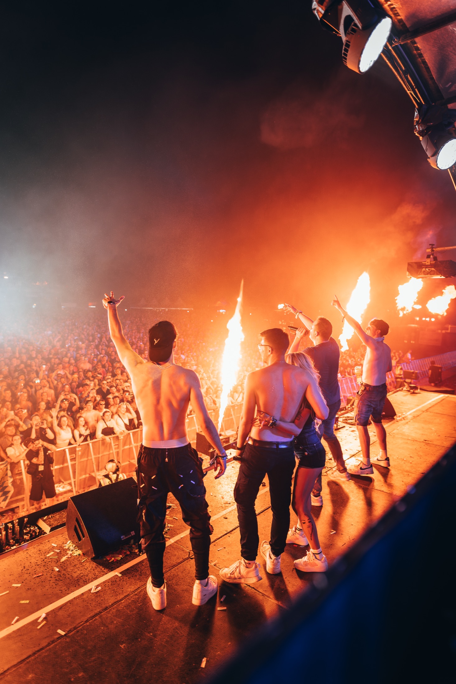 Feuershow mit Flammen auf der Bühne bei Nacht