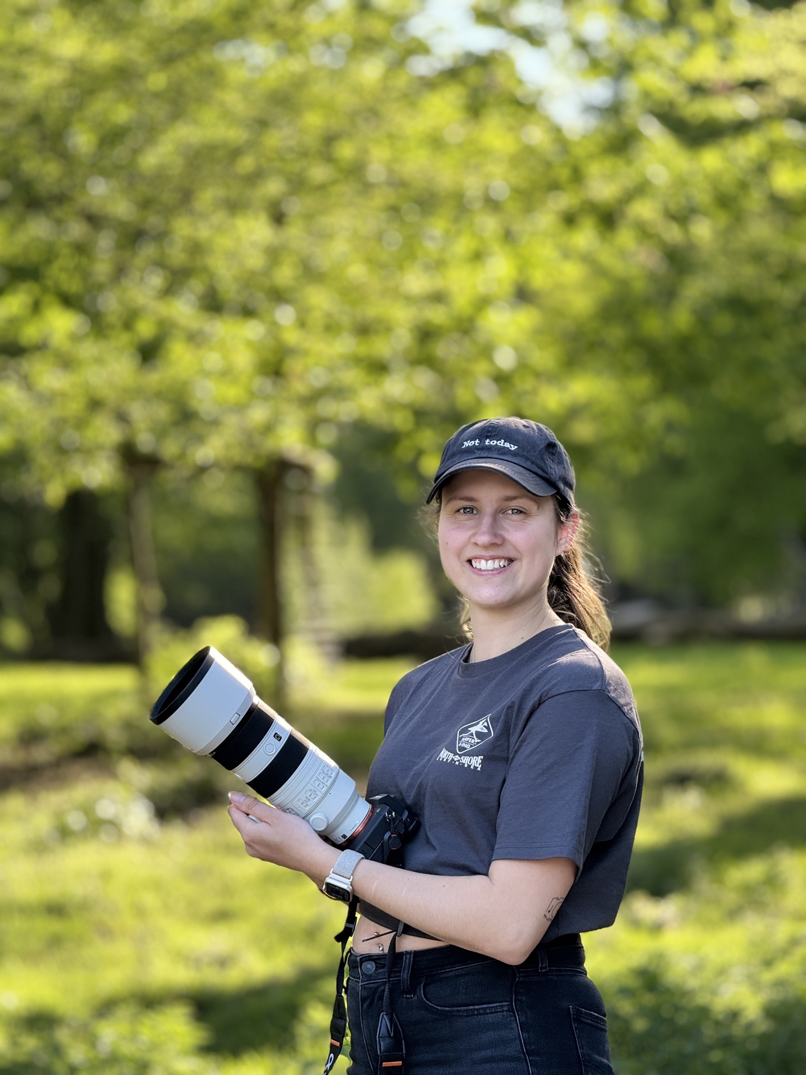 Jennifer mit ihrer Kamera im Grünen