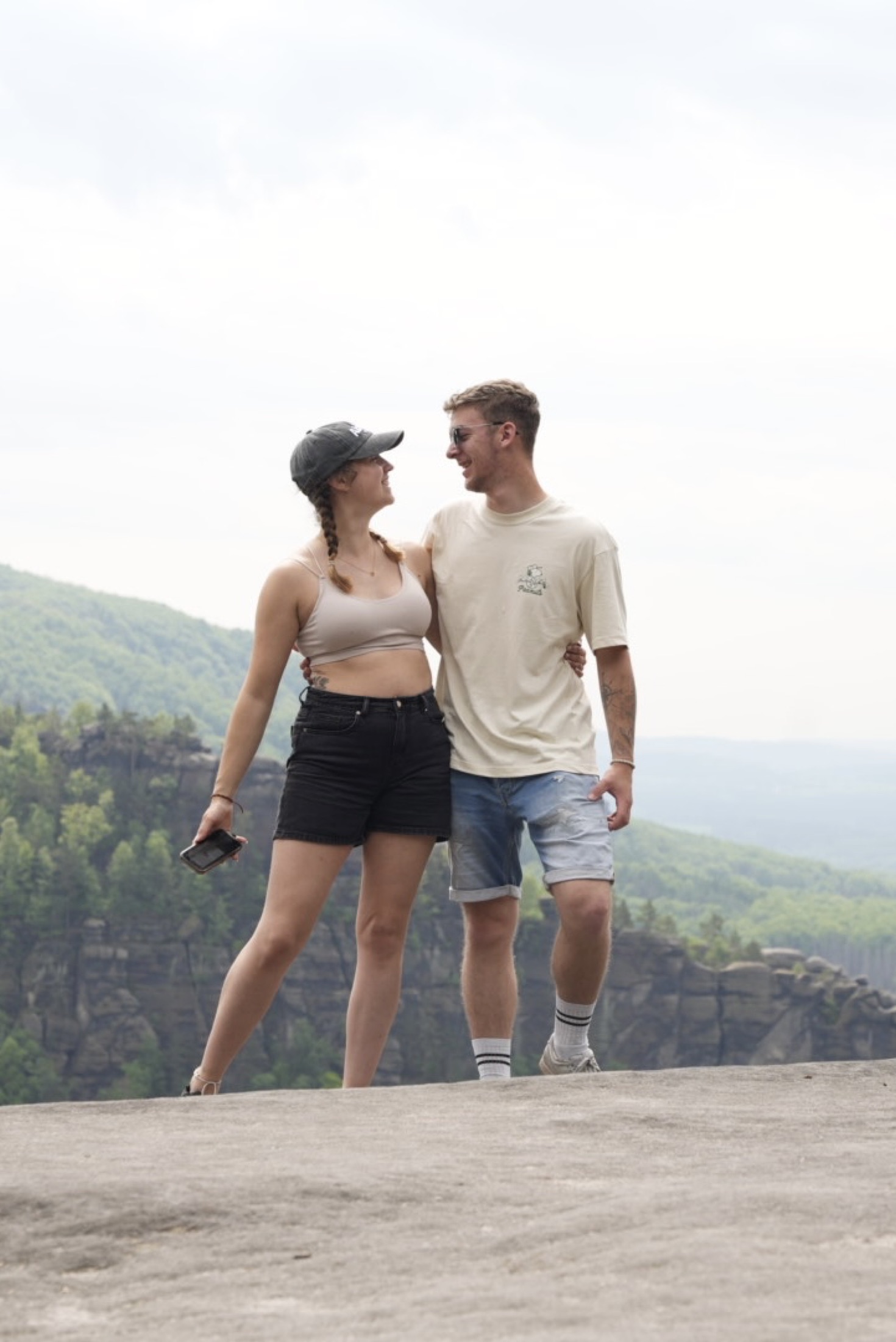 Jennifer und Christofer gemeinsam vor einer Berglandschaft